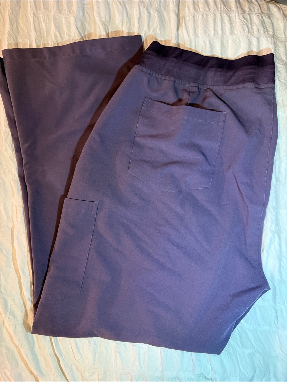 Mandala scrub cargo pants in Dewberry